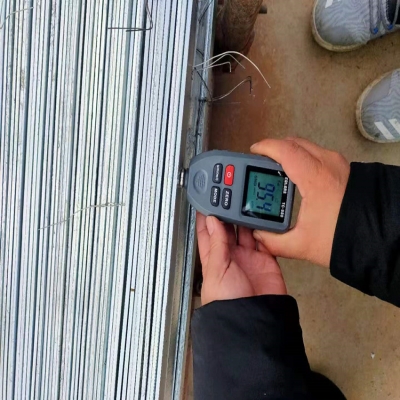 國外用戶定制掛鍍鋅扁鋼鋅層厚度實(shí)測